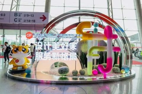 春風(fēng)得意馬蹄疾，一日看盡長安花